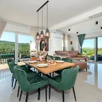 Plenca - Heated Pool Villa